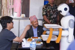 能和客人聊天的機器服務生 尼泊爾推出機器人餐廳