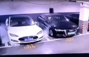 上海一輛特斯拉 Model S 電動車在停車場突然自燃爆炸