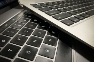 鍵盤沾黏、重輸？蘋果延長 Macbook 鍵盤問題的保固