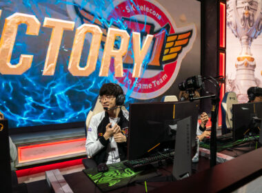 小組賽 Day7 / FNC 生死局擊敗 RNG 晉級八強！ Nemesis 出疊書幫 Faker 上課！